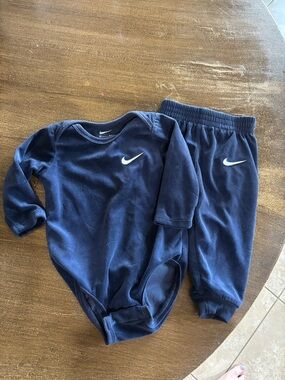 Nike Baby Navy Blue Two-Piece Bodysuit and Joggers with White Swoosh